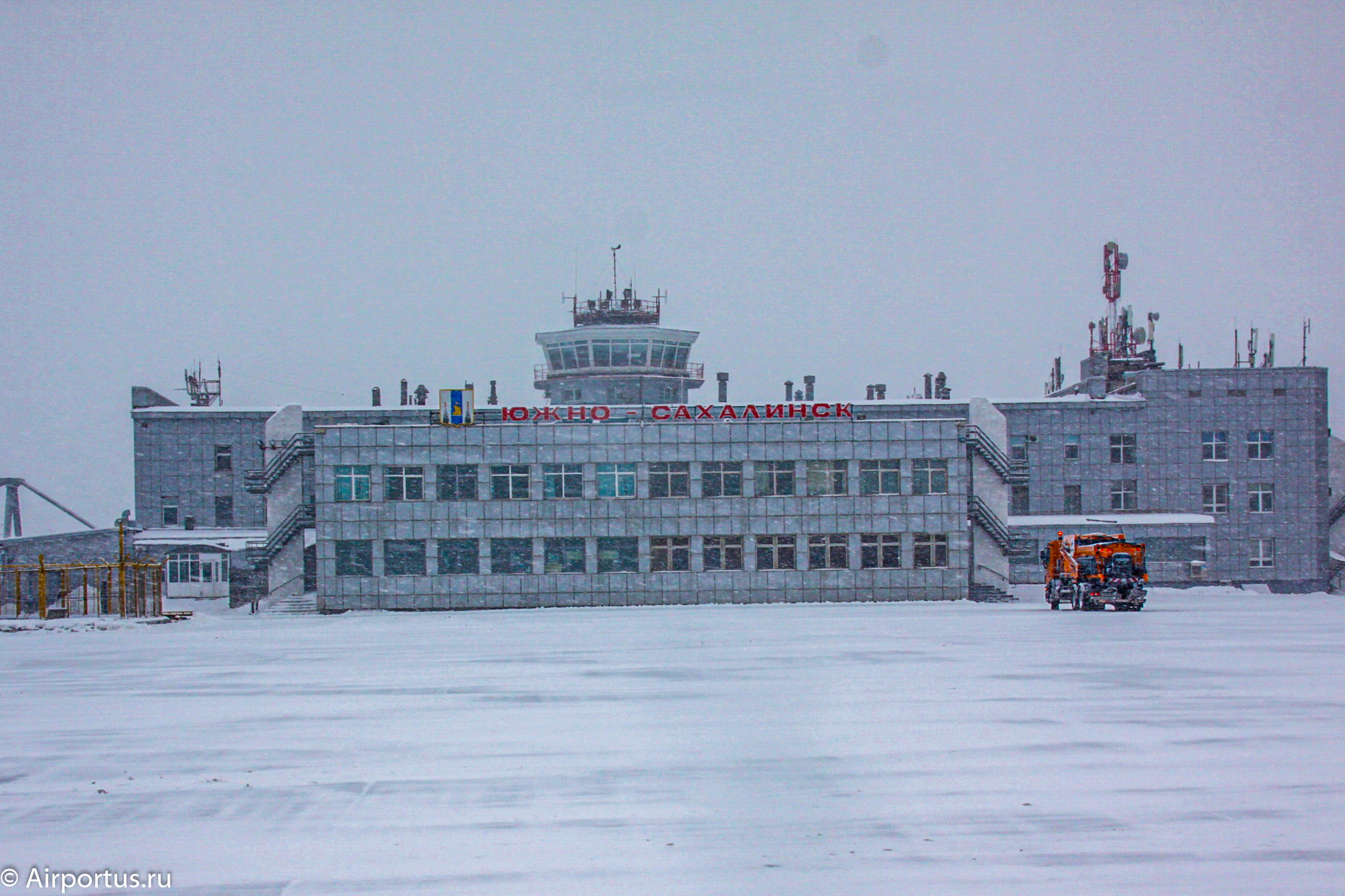 Аэропорт южно сахалинск. АО аэропорт Южно-Сахалинск. Аэропорт Южно-Сахалинск зимой. Аэропорт Южно-Сахалинск фото. Аэропорт Южно Сахалинск въезд зима.