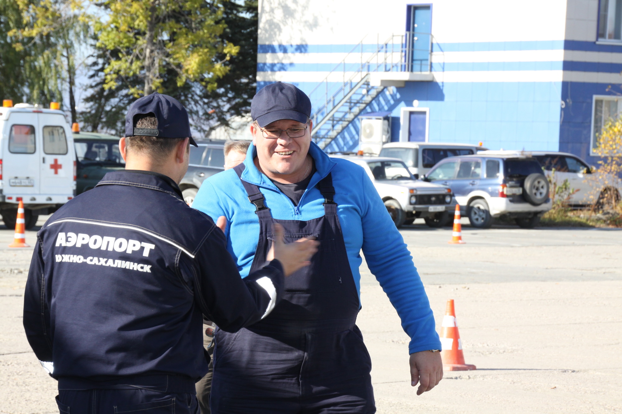 Водитель на аэродром. Водитель в аэропорту. Аэропорт Южно Сахалинск сотрудники. Водило в аэропорту.