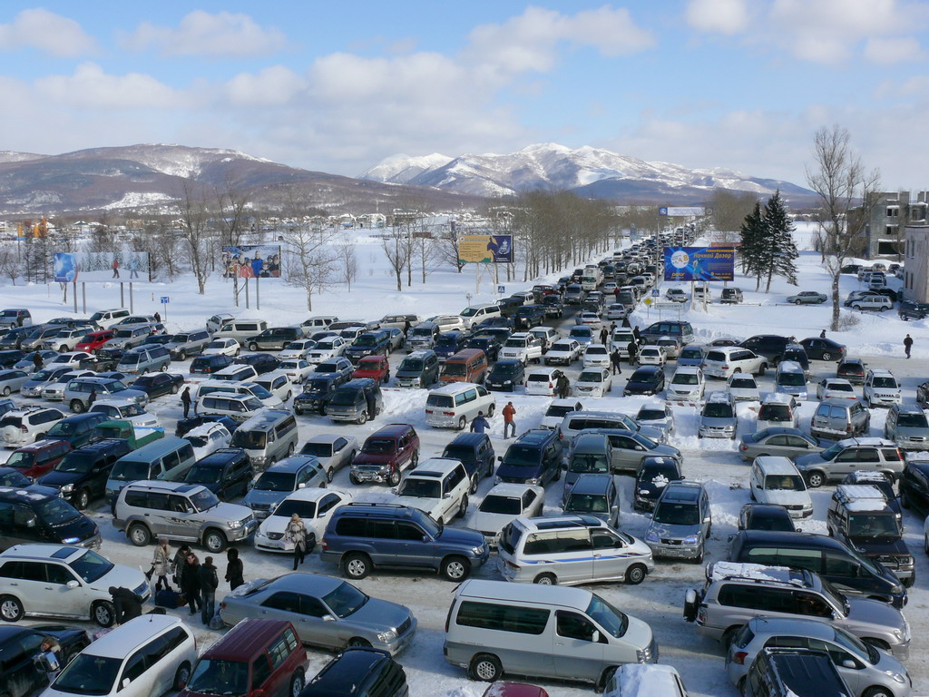 Южный авто. Привокзальная площадь Южно-Сахалинск. Аэропорт Южно-Сахалинск автостоянка. Южно много машин. Автомобили на Сахалине.